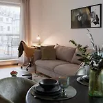 Apartment Kotzebue - Sleek & Moody, Dark & Black Tallinn