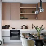 Korter Kotzebue - Sleek & Moody, Dark & Black