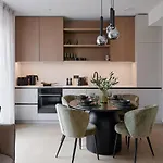 Kotzebue - Sleek & Moody, Dark & Black Korter