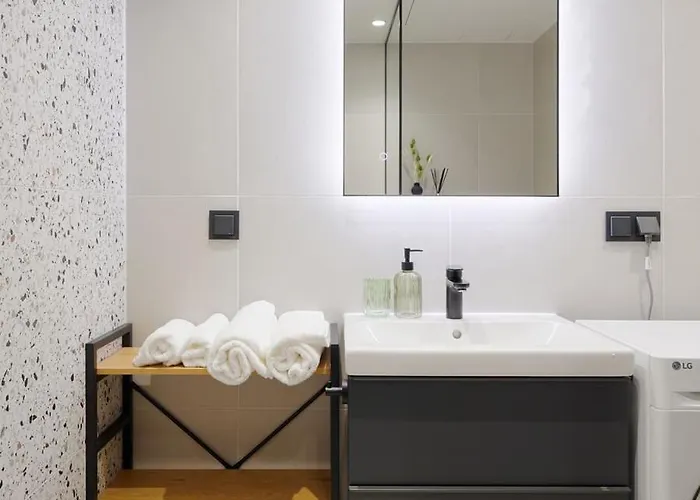 Appartement Kotzebue - Sleek&moody, Dark Green&black Tallinn