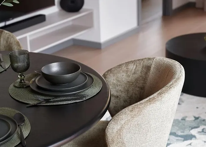 Apartment Kotzebue - Sleek & Moody, Dark & Black *