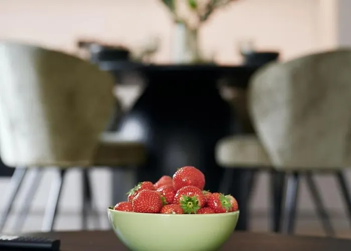 아파트 Kotzebue - Sleek & Moody, Dark & Black *